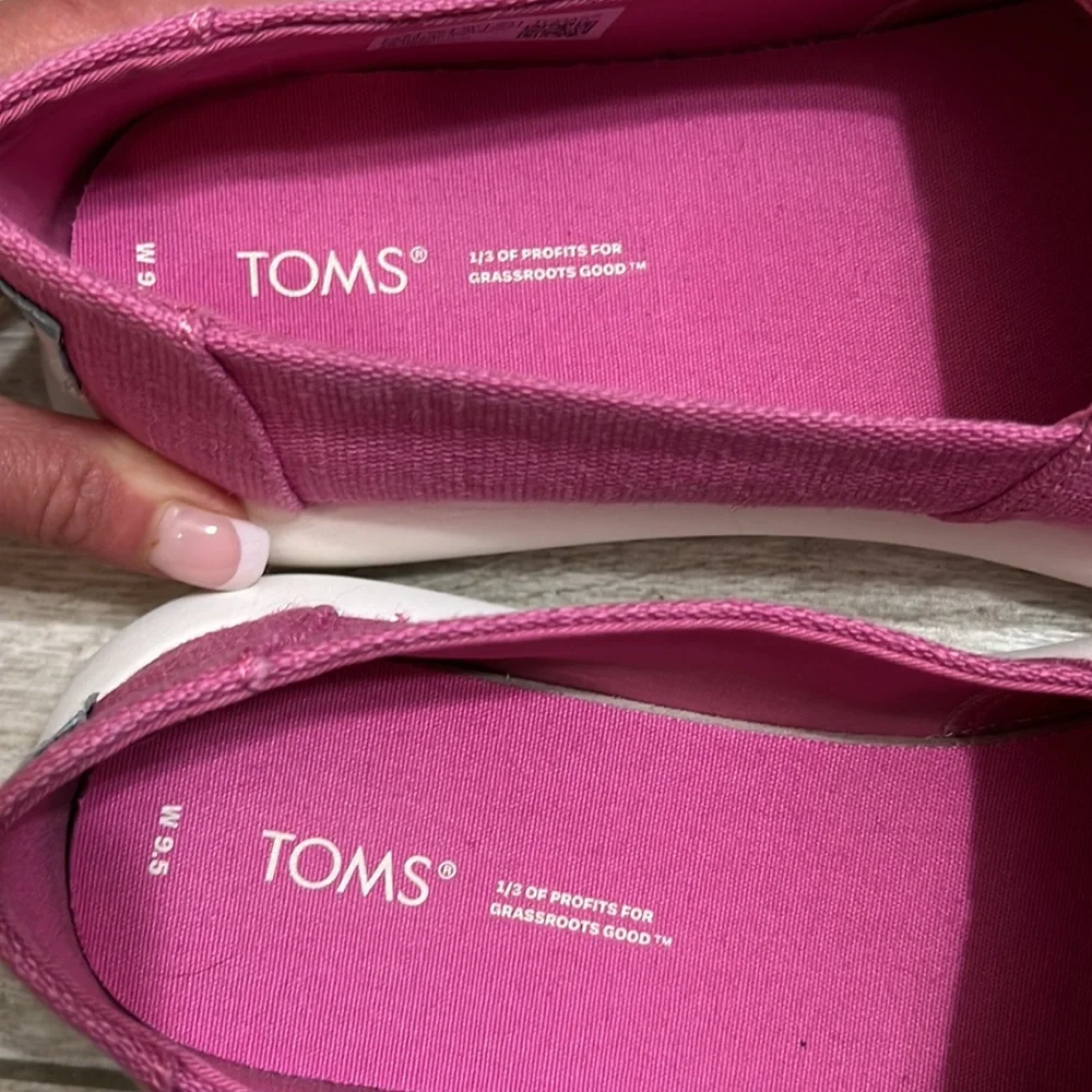 Toms Pink & White Canvas Slip Ons-9.5 - Picture 7 of 9
